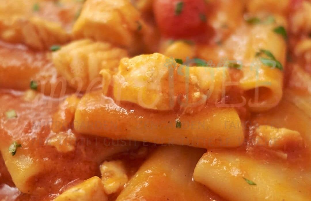 paccheri al salmone cremosi serviti in un piatto