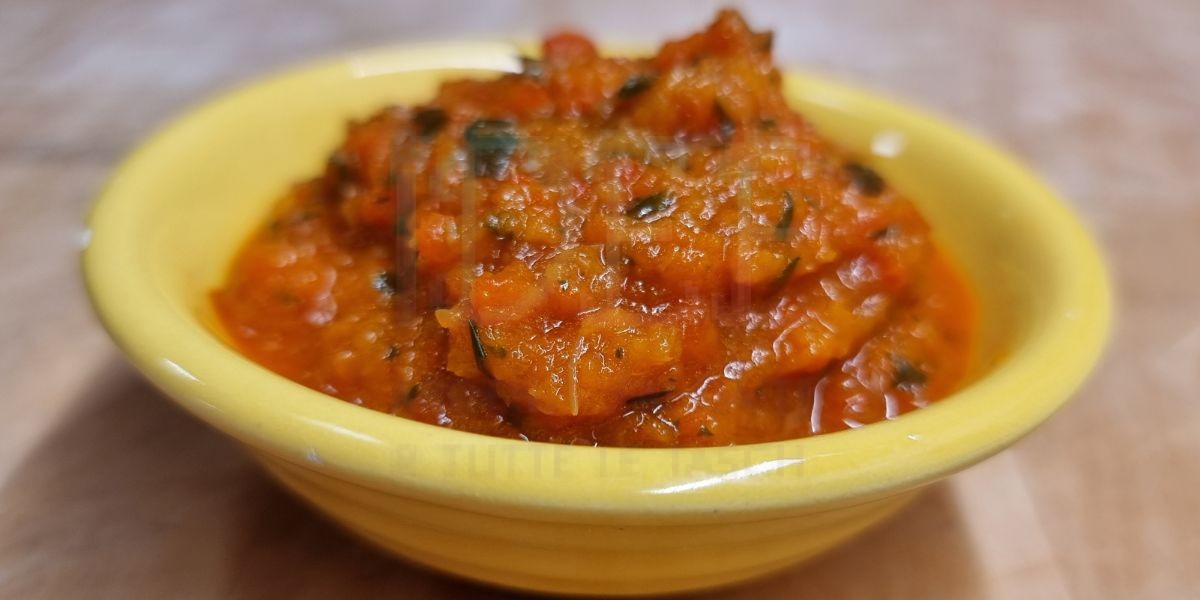 Salsa vegana a base di verdure, ricca e cremosa,